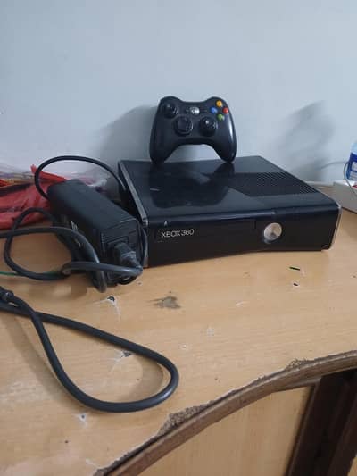 XBOX 360 slim 250gb with 17 installed games10/10 condituons