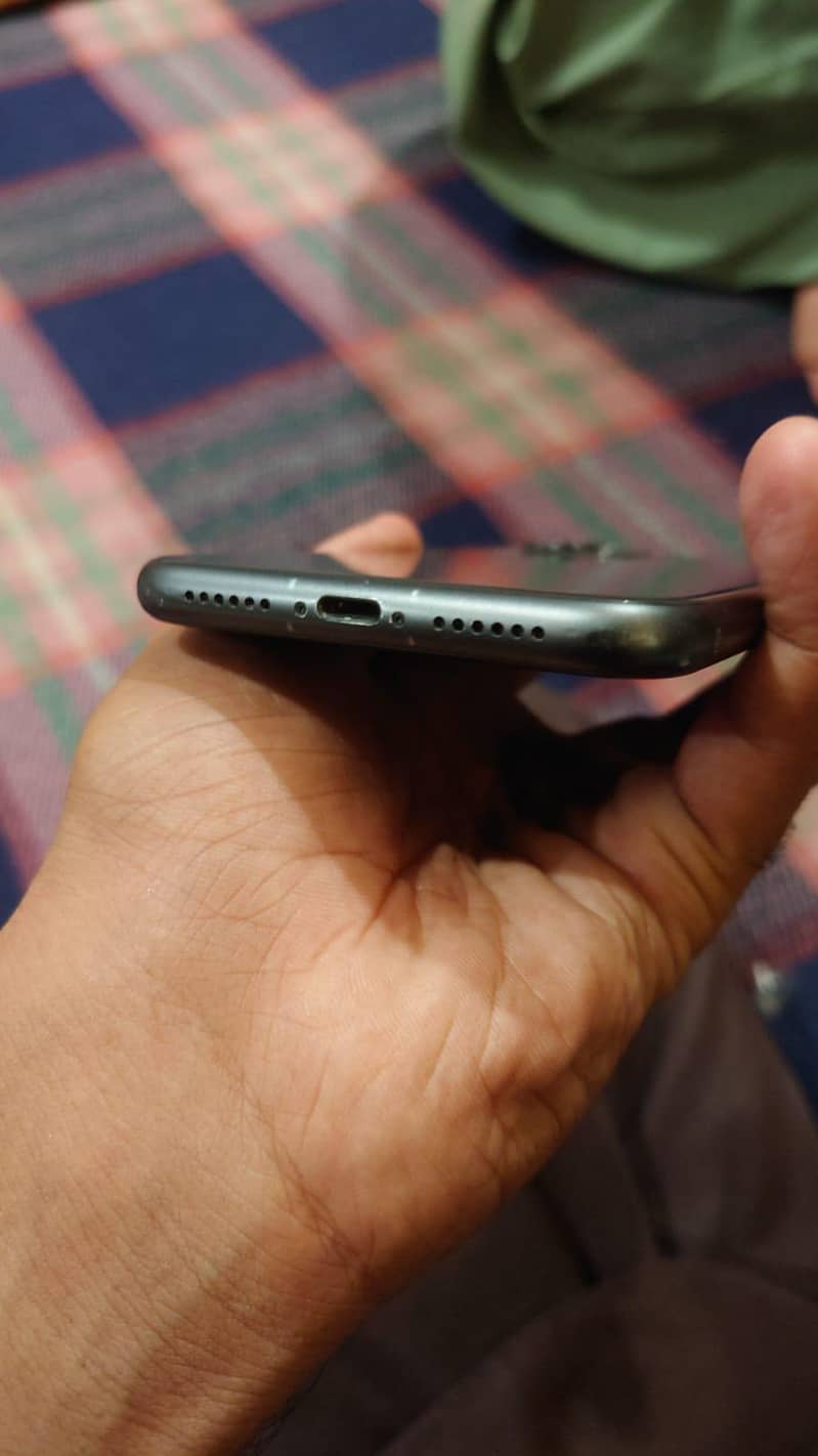 iPhone 11 4