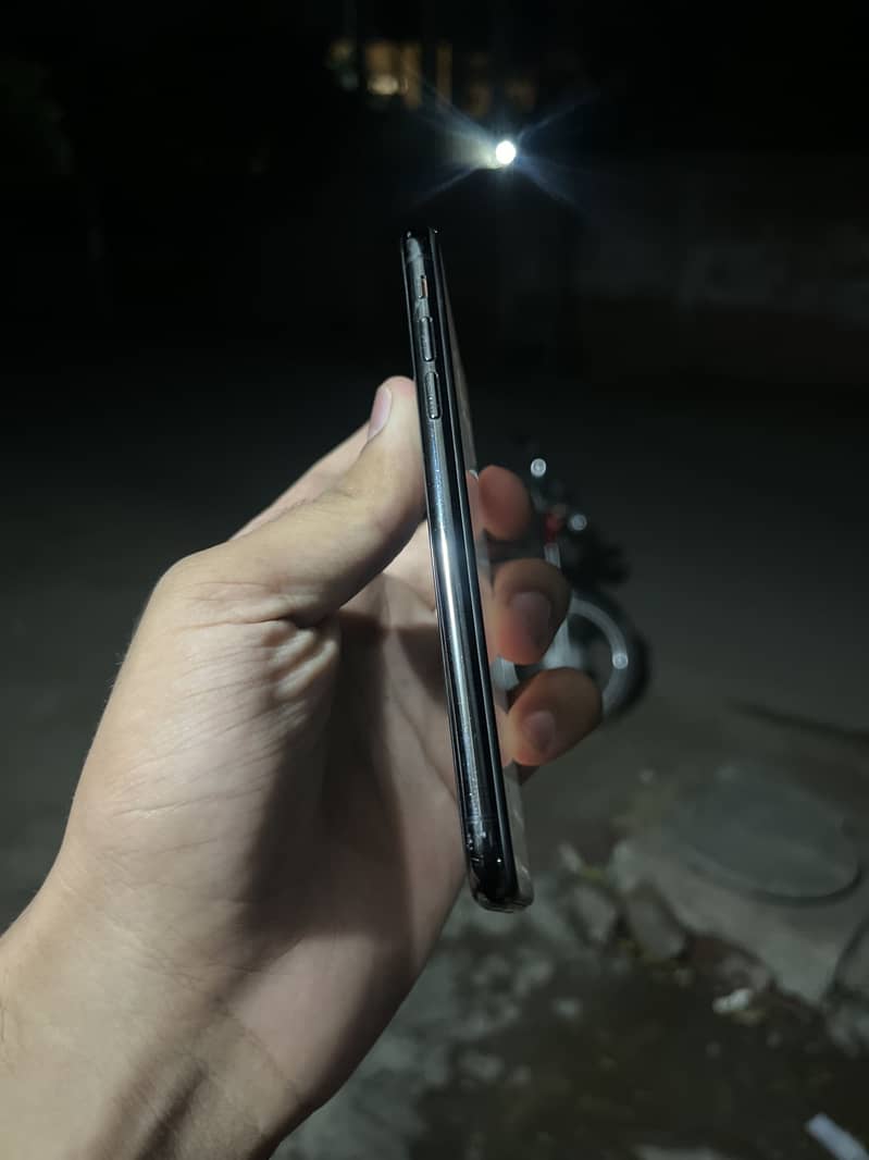 Apple iPhone X 4