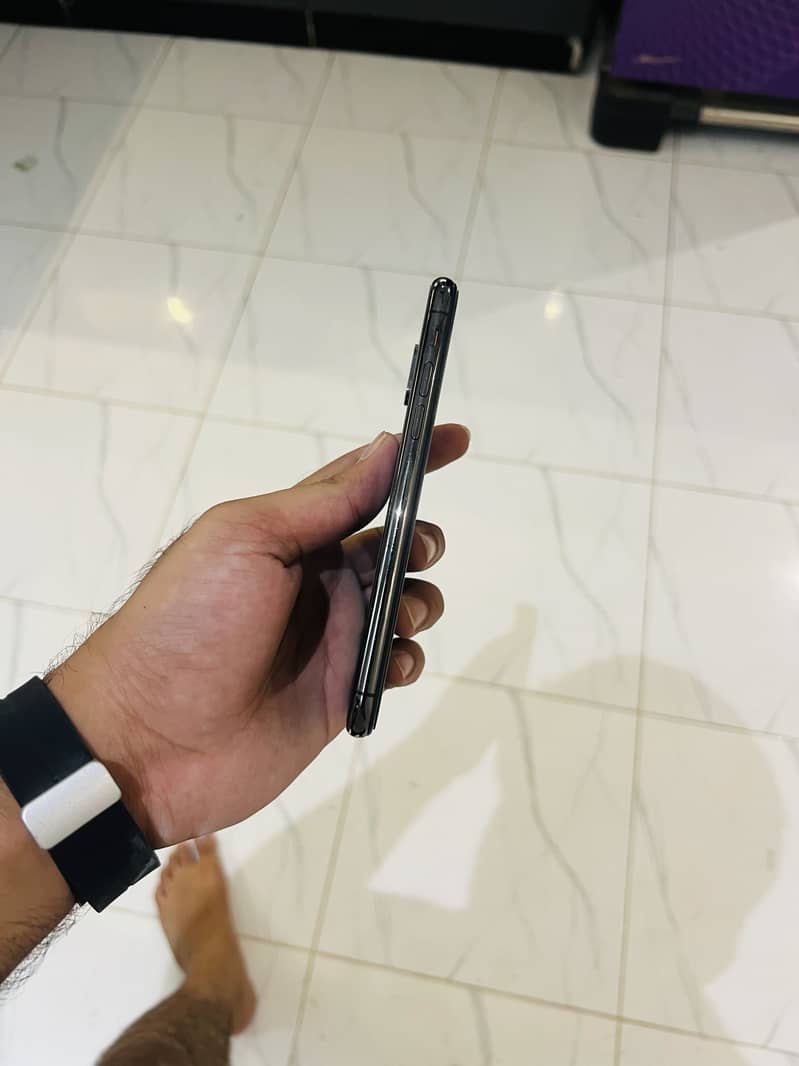 Apple iPhone X 4
