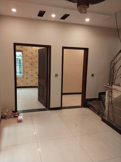 4 Marla 3 floor flat for Rent Paragon City