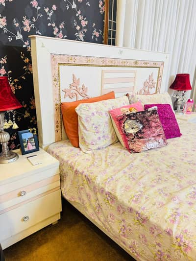 WHITE BED WITH DRESSING AND TWO SIDE TABLES