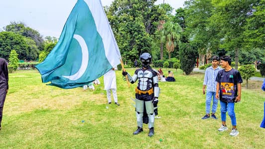aik bnda chahye Jo batmna ka suit pehan kar ksi public point par khara