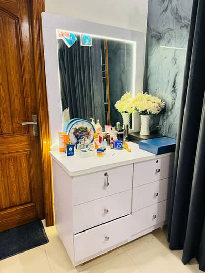 WHITE BED SET WITH TWO SIDE TABLES, ONE DRESSING AND TWO CHAIRS