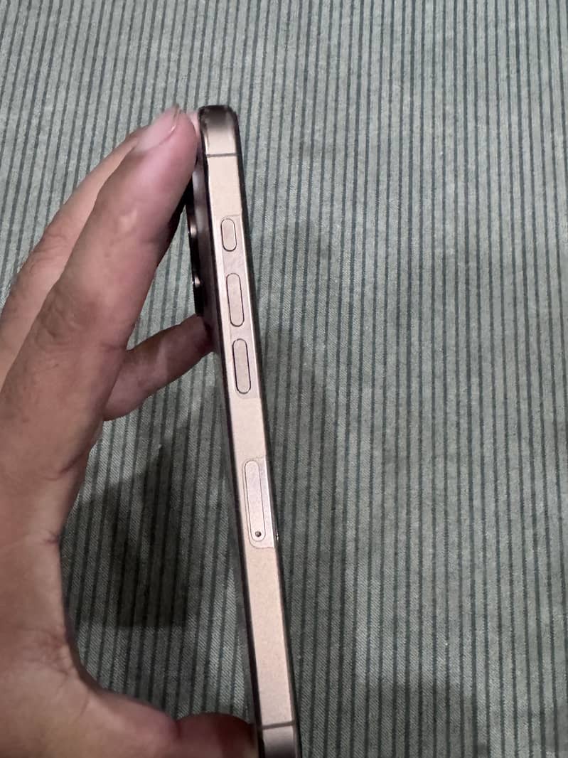 Apple iPhone 16 Pro 3