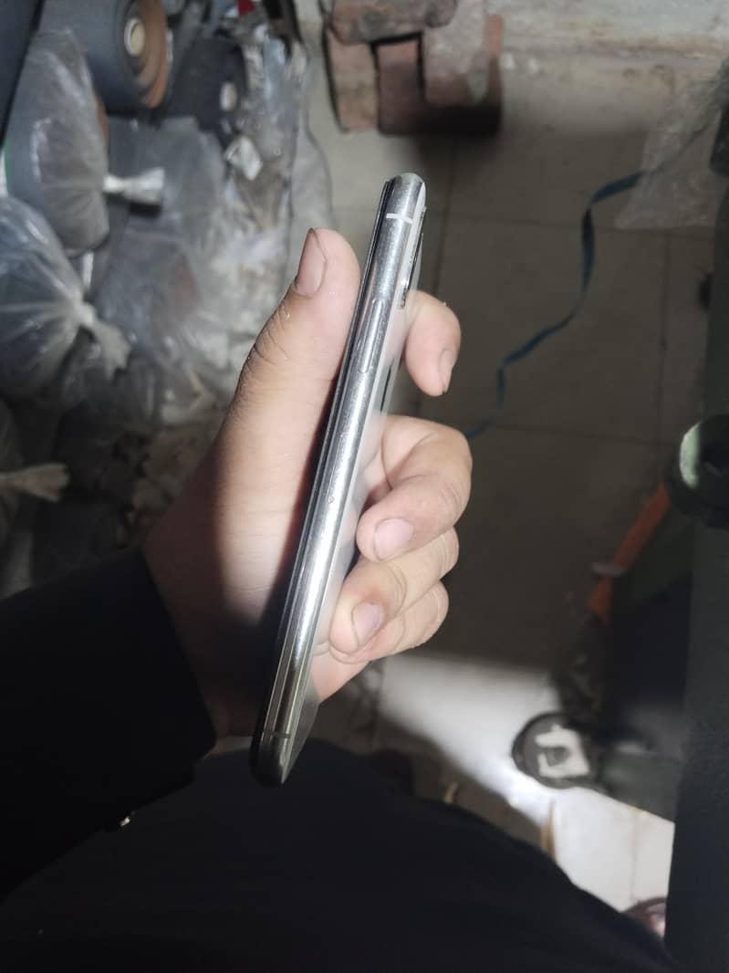 Apple iPhone X 4
