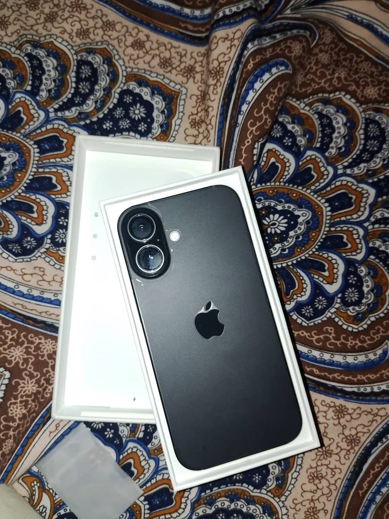 Apple iPhone 16 2