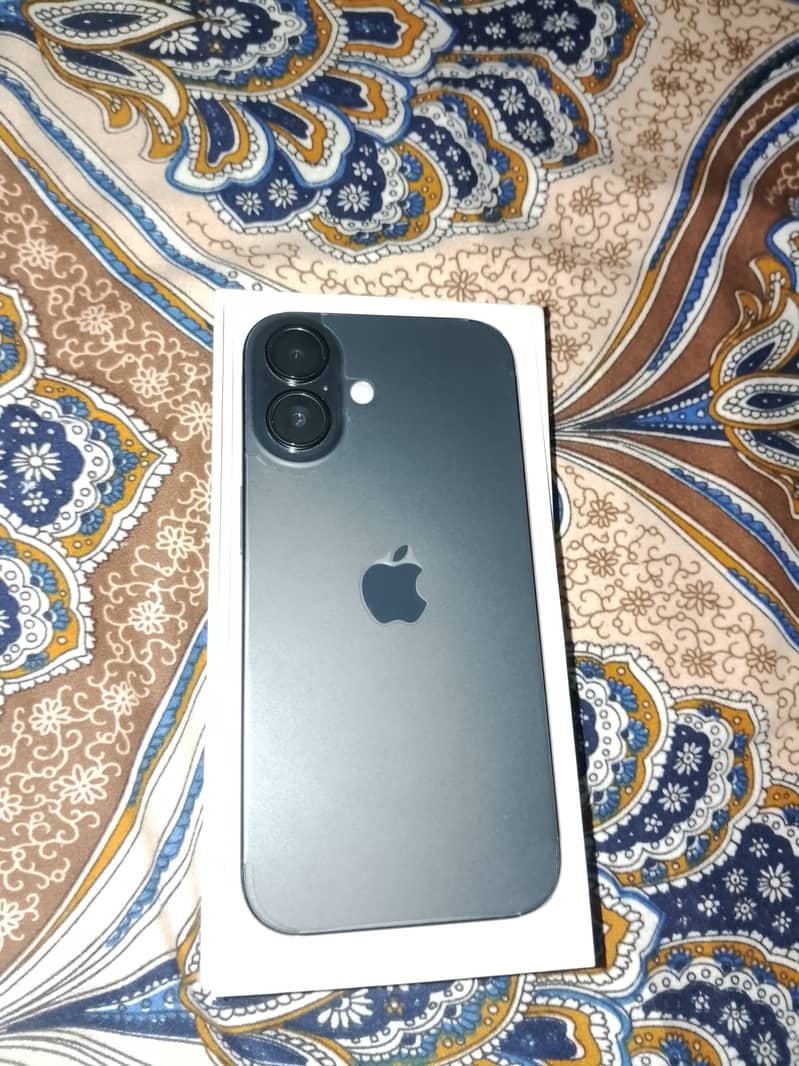 Apple iPhone 16 4