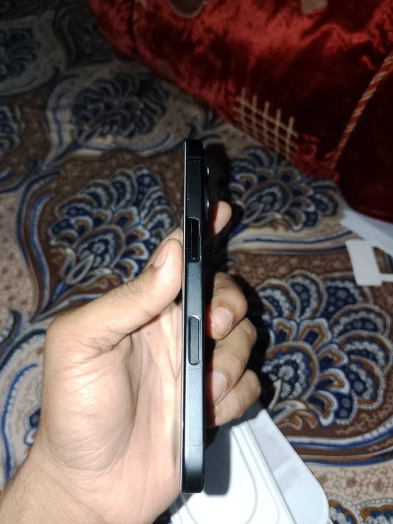 Apple iPhone 16 5