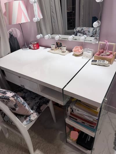 Desk that doubles as a bookcase