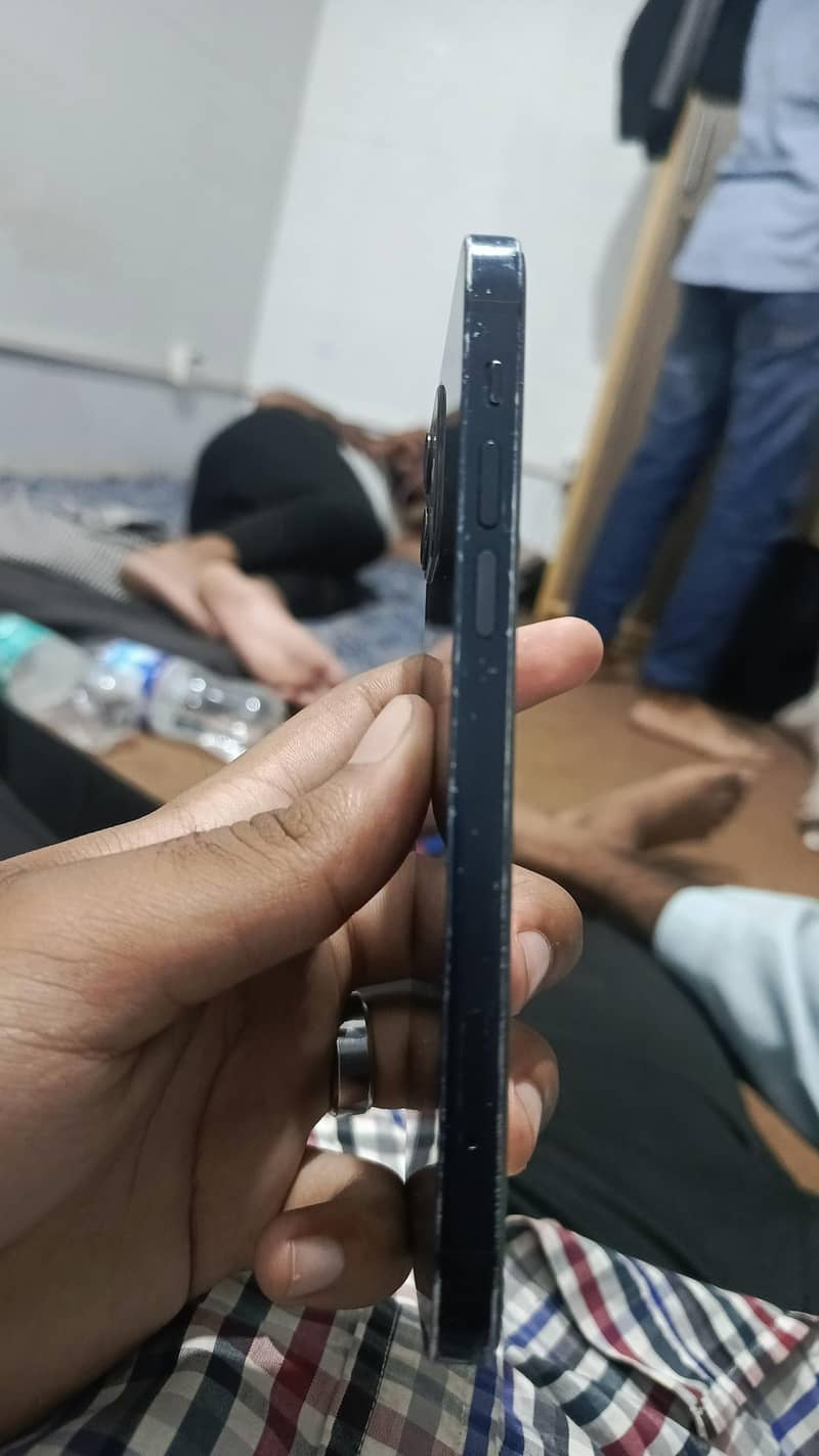 Apple iPhone 12 4