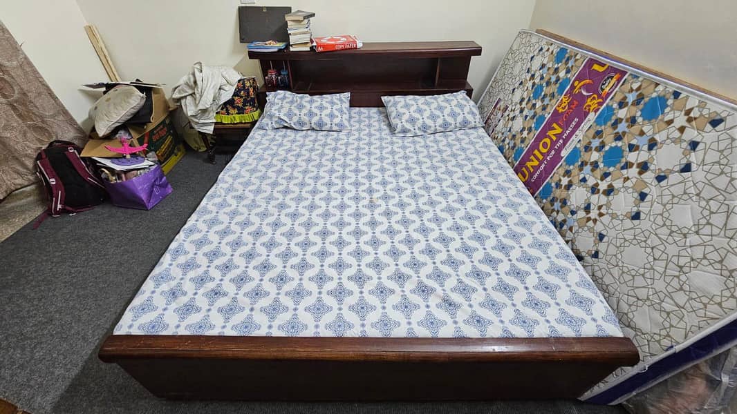 Queen size bed 0