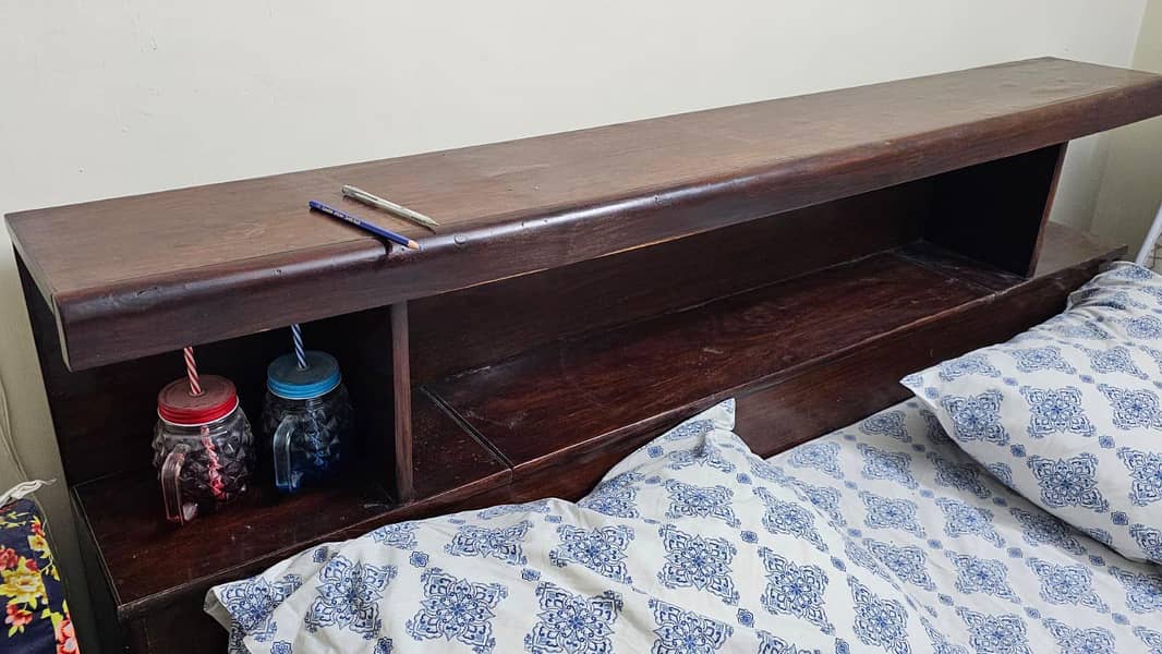 Queen size bed 4
