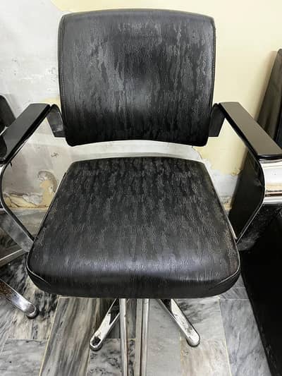 Professional Styling & Hair Cutting Chair – Excellent Condition