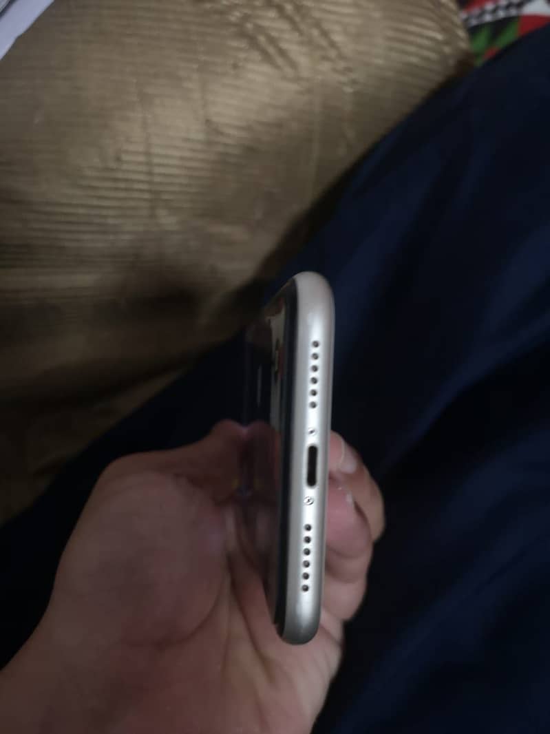 Apple iPhone 11 4