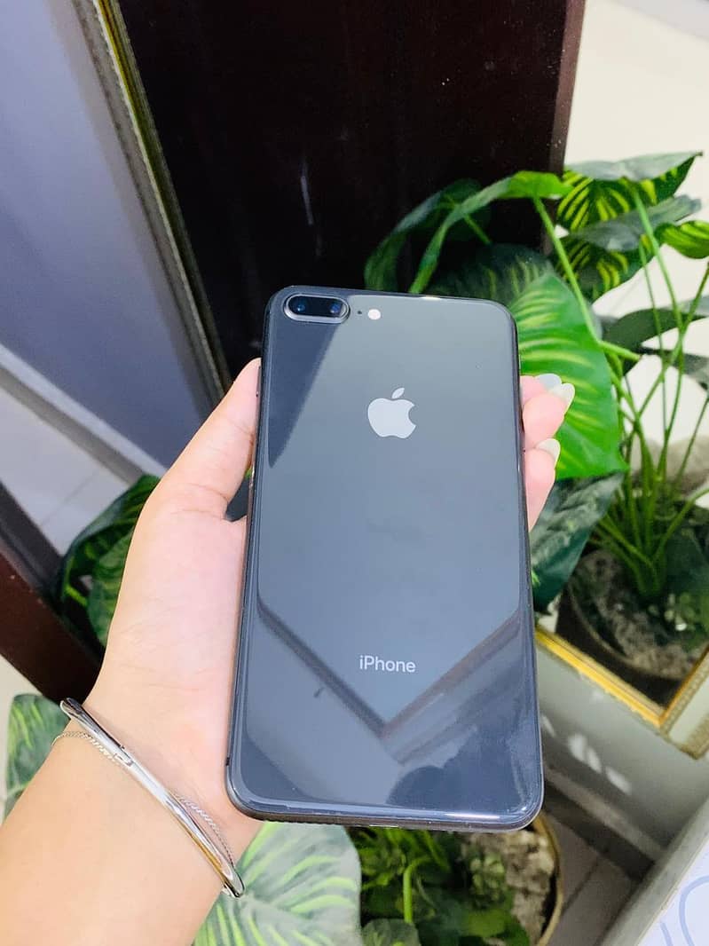 Apple iPhone 8 Plus 0