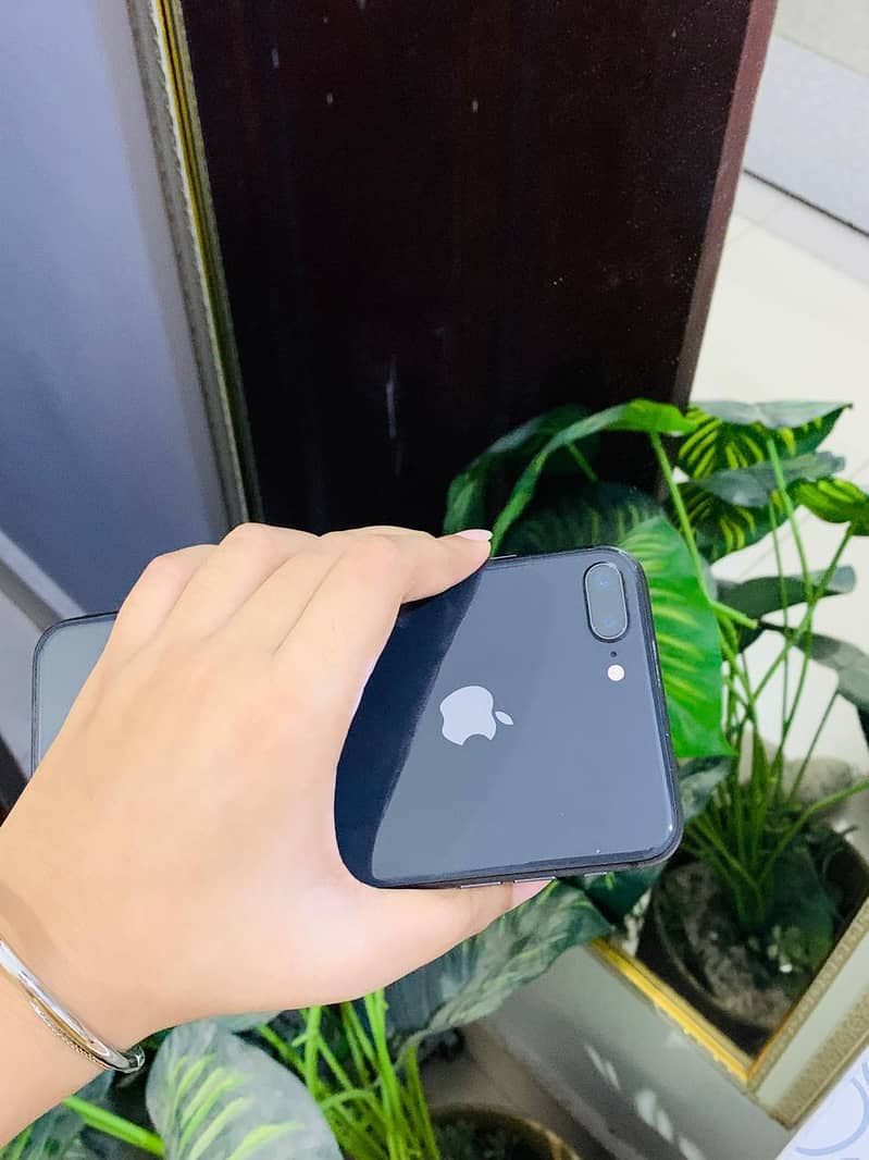 Apple iPhone 8 Plus 3