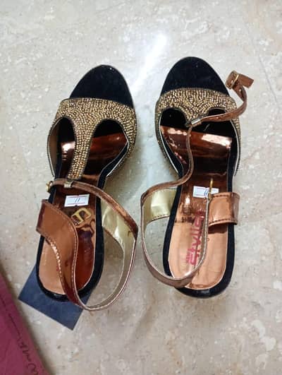 ladies sandals good condition