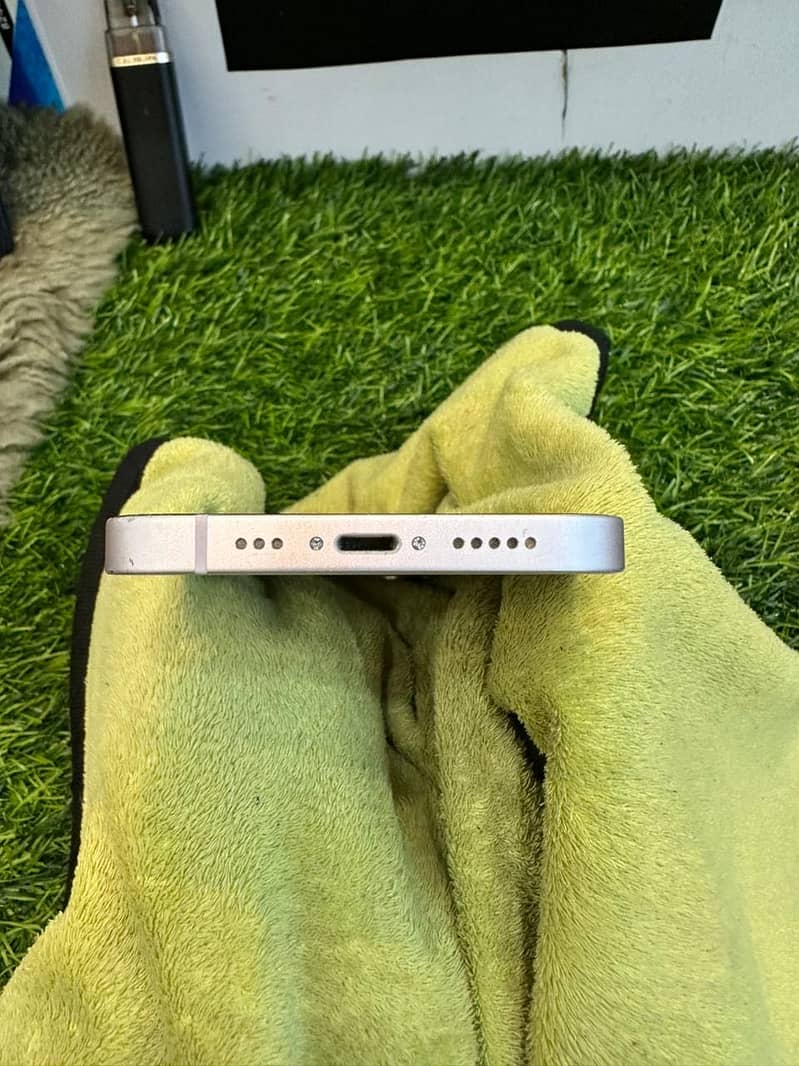 Apple iPhone 13 2