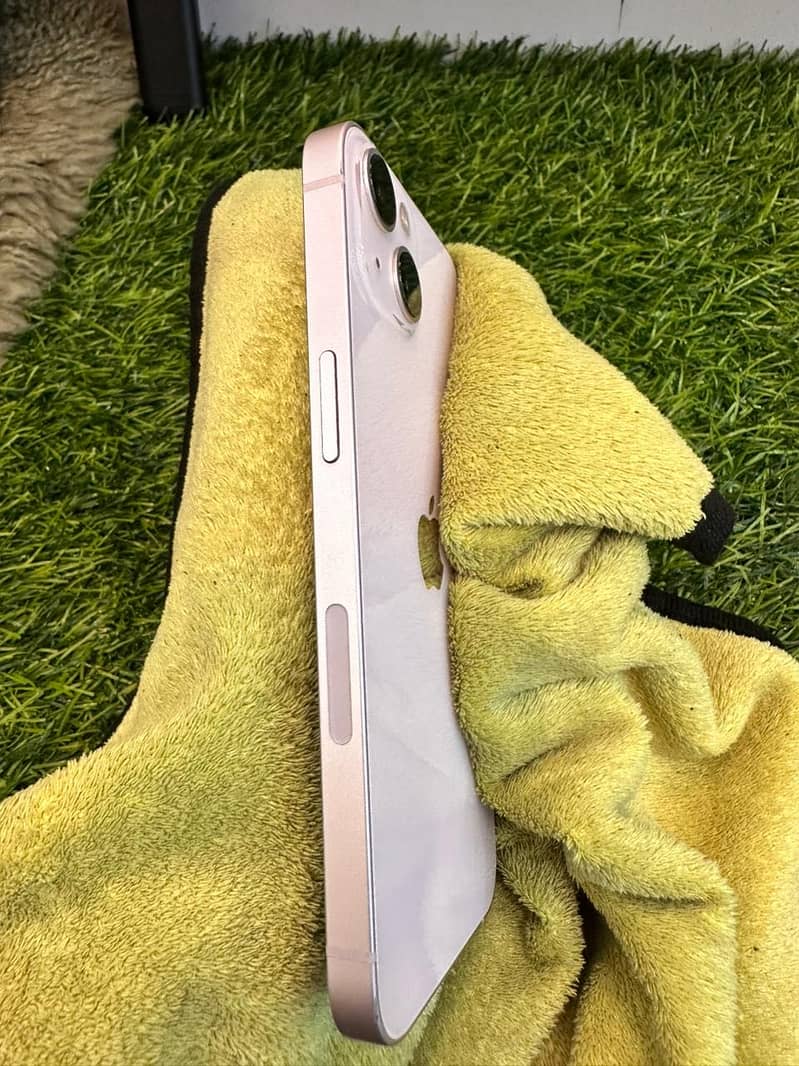 Apple iPhone 13 8