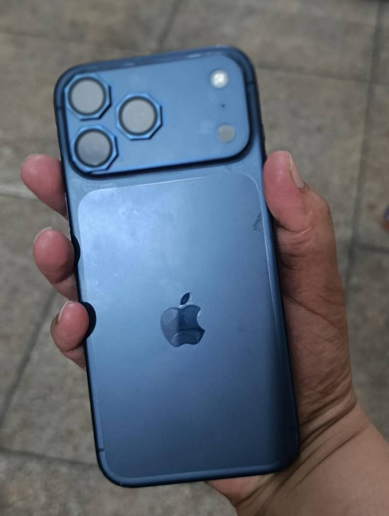 Apple iPhone 17 Pro Max 4