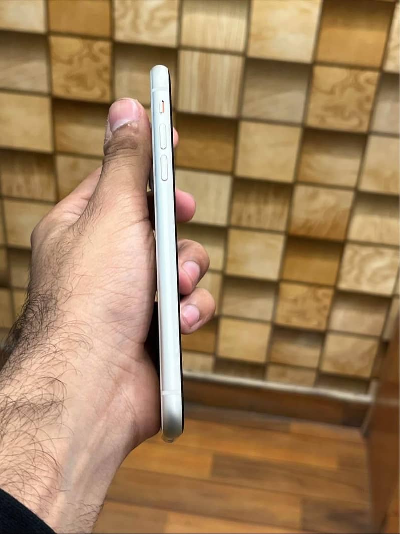 Apple iPhone 11 3