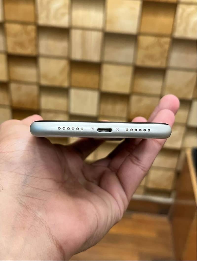 Apple iPhone 11 4