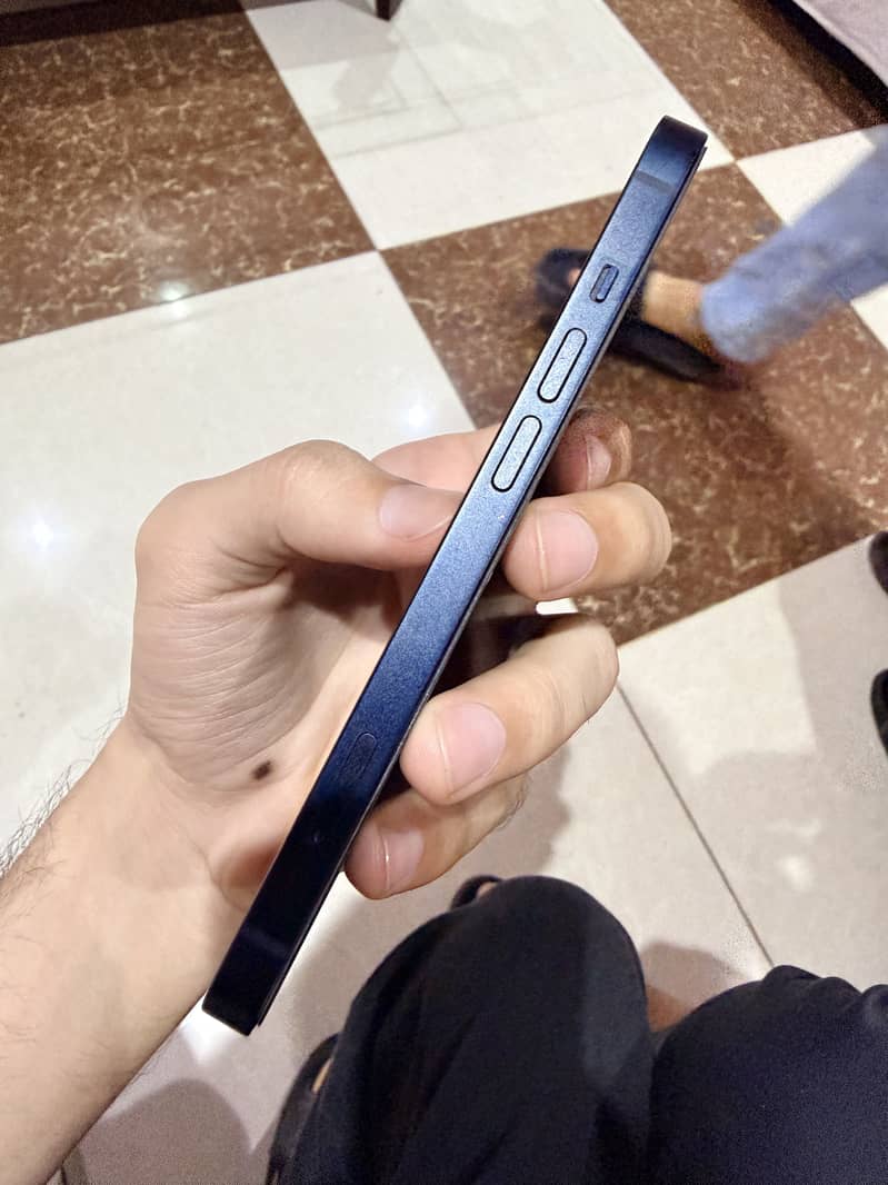 Apple iPhone 13 2