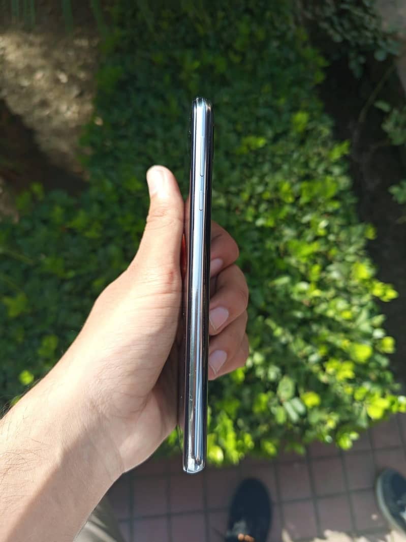 Sharp Aquos R2 (PTA) 4