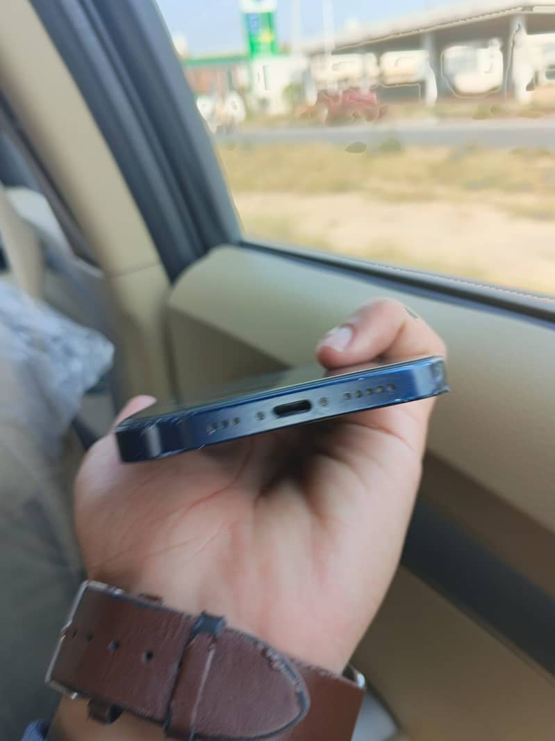 Apple iPhone 12 4