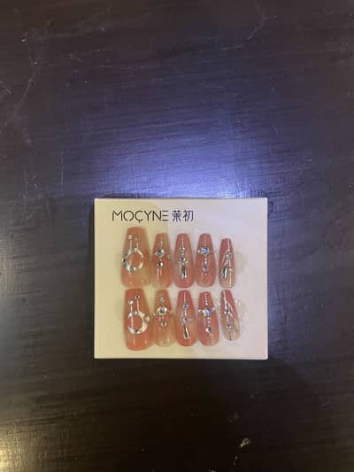 Press on nails