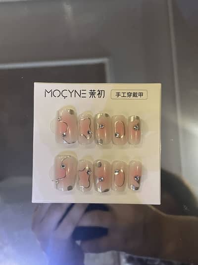 Press on nails