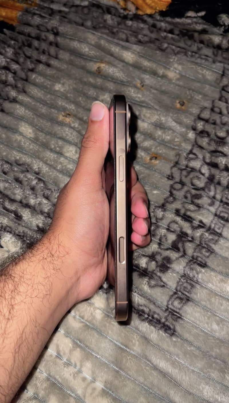 iPhone 16 Pro Max 2