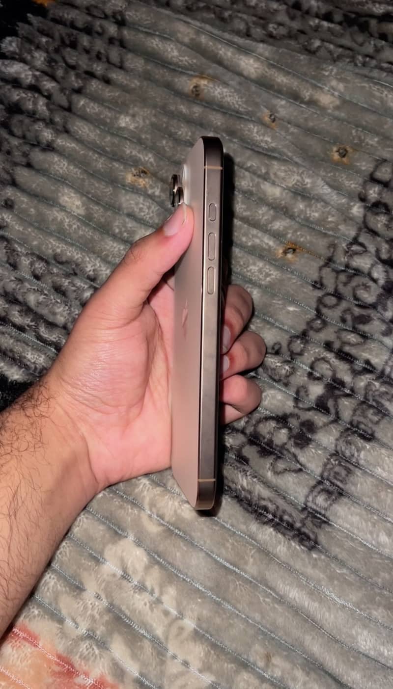 iPhone 16 Pro Max 4