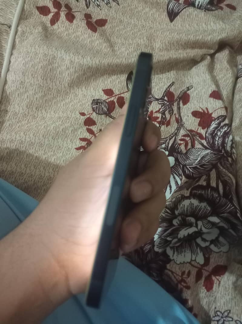 Apple iPhone 12 4
