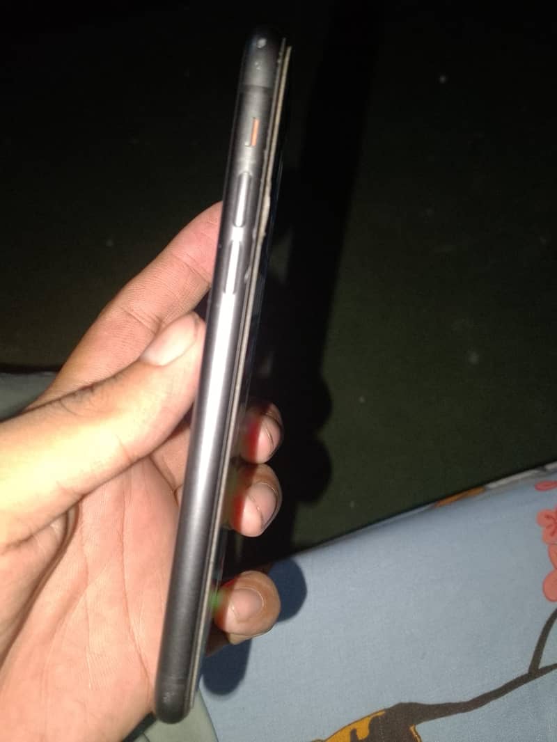 Apple iPhone 11 4