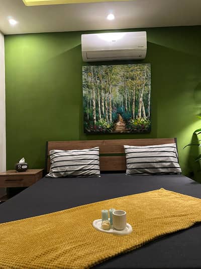 1 bedroom Full Furnished Bharia Town Face 7 ya 8 Available per day Rafii comercial Acce microphone Furge wifi water etc
