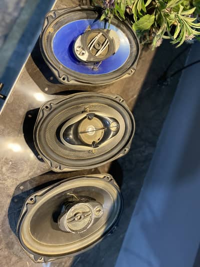 3 Speakers for cars bhot achi condition ha 10/8 watsapp 03280692076