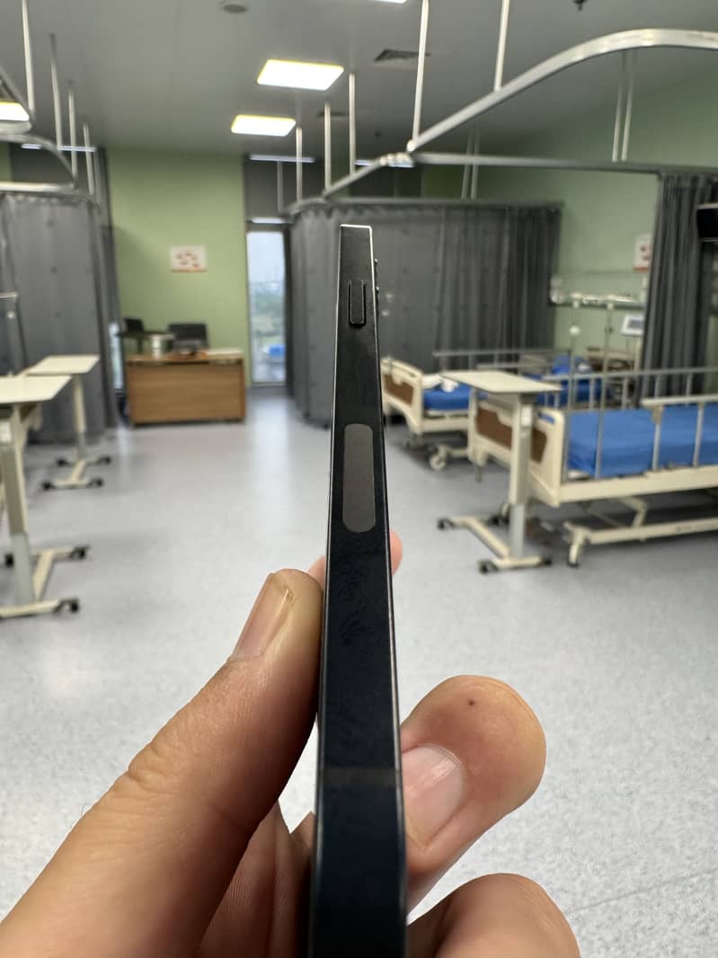 Apple iPhone 12 4