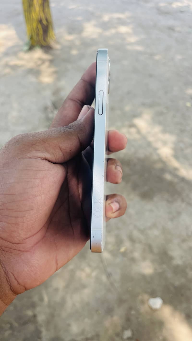 Apple iPhone 12 4