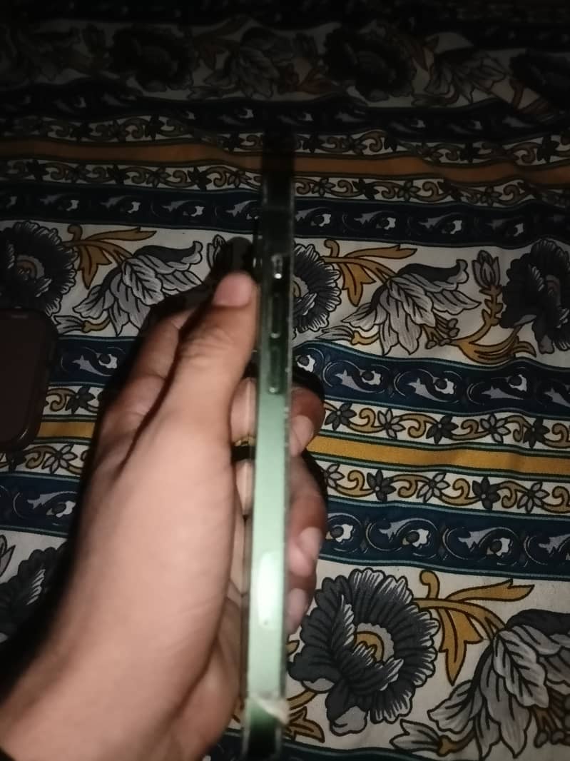 Apple iPhone 13 5
