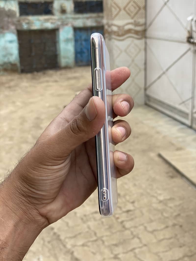 Apple iPhone XS Max 3