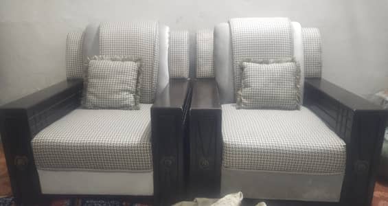 Almost new ha, three weeks huy use krna start kye space nhi with table
