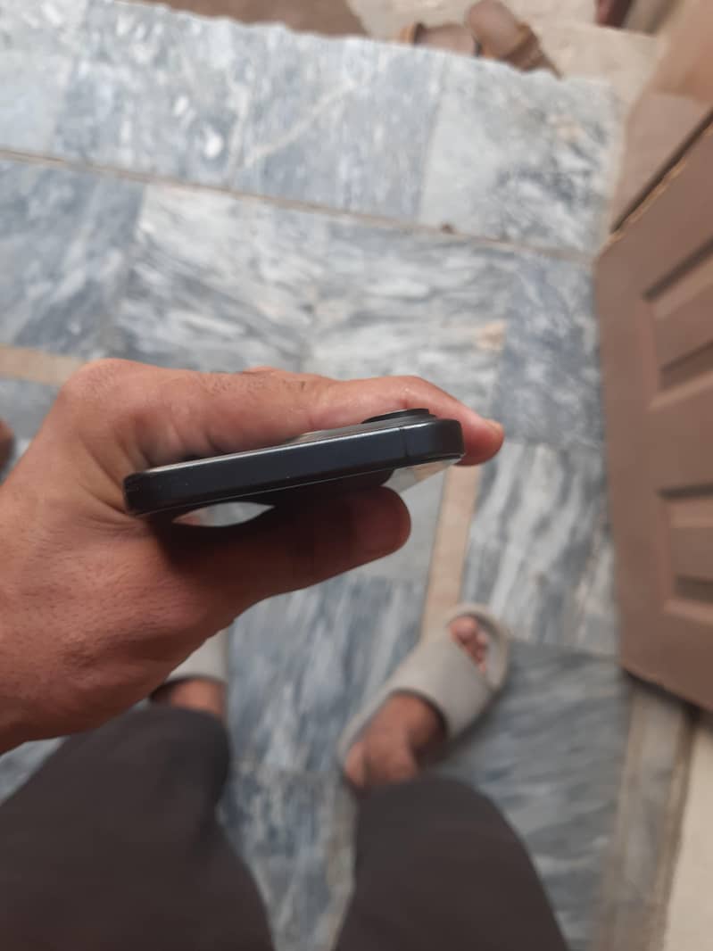 iPhone 15 Pro Max 4