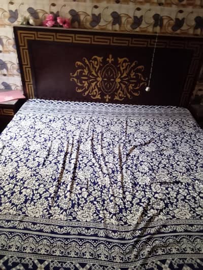 bed . side table . dressing ka mirror tota ha