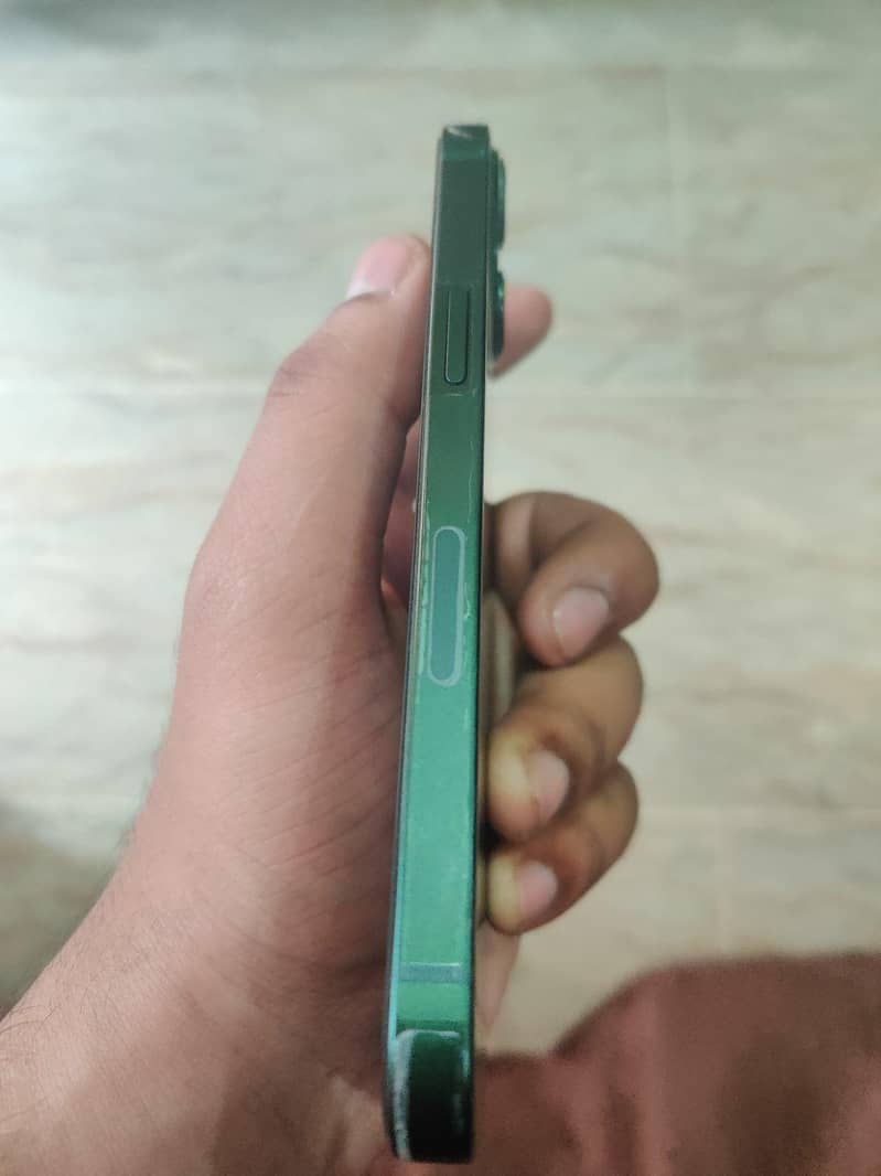 Apple iPhone 13 4