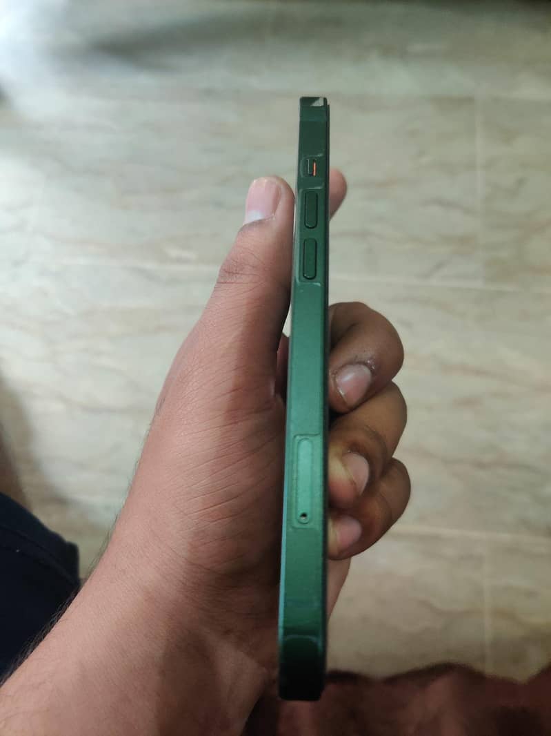 Apple iPhone 13 5