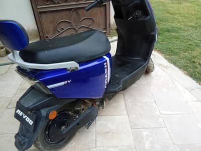 Revoo electric bike scooty