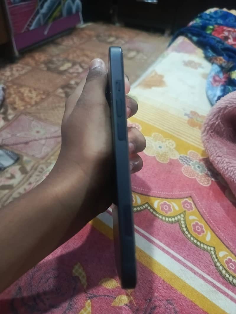 Apple iPhone 13 4