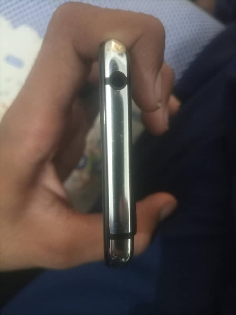 Sharp Aquos R2 1